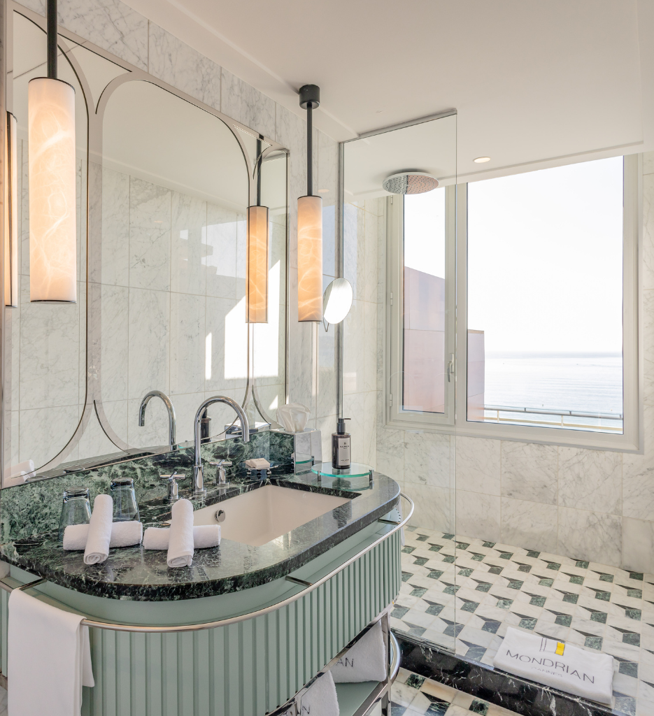 Bathroom of the panoramic room sea view Mondrian Cannes